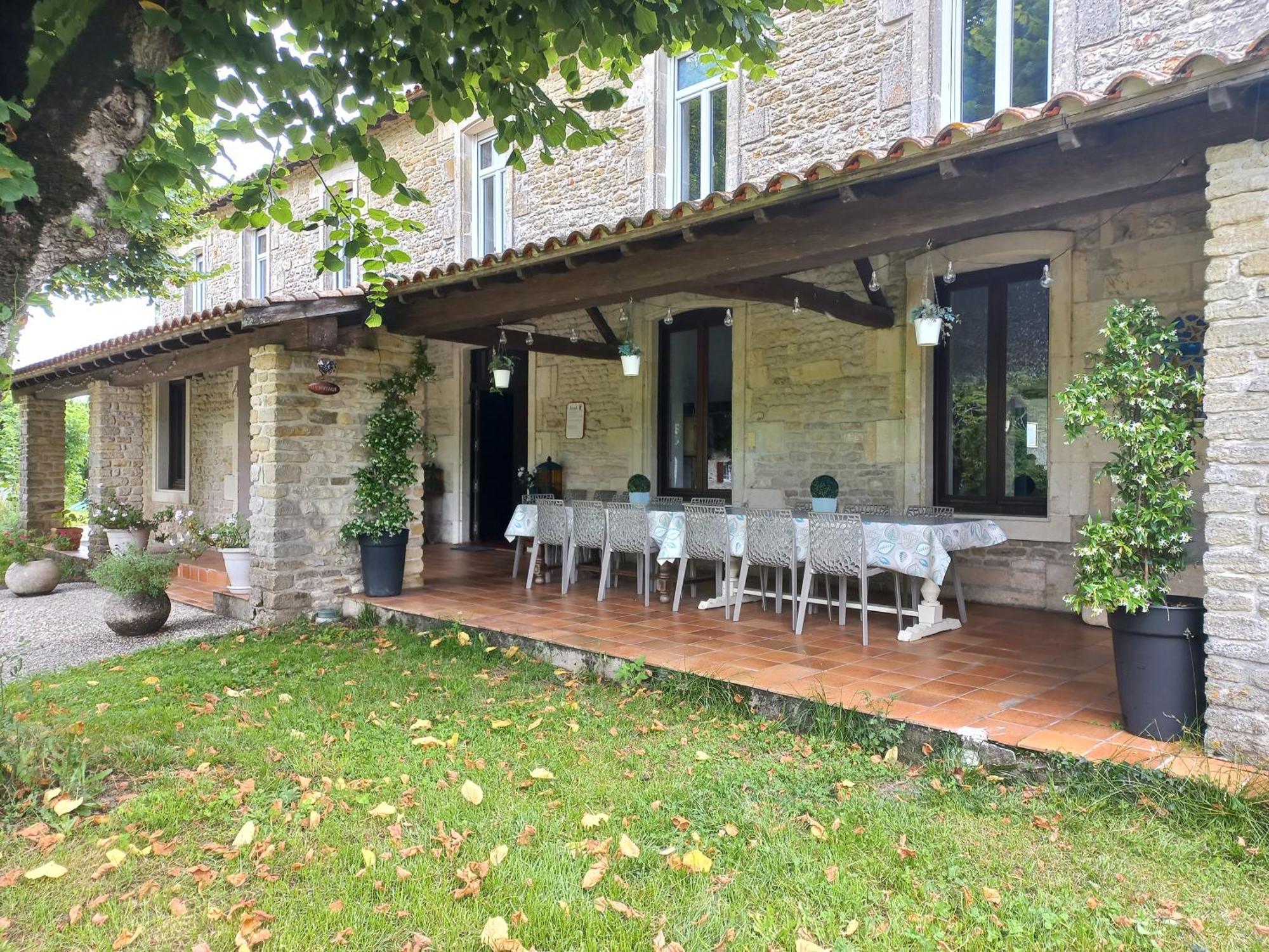 Domaine De Fontsauzine - Gites Et Chambre D'Hotes Genouille  Exteriör bild